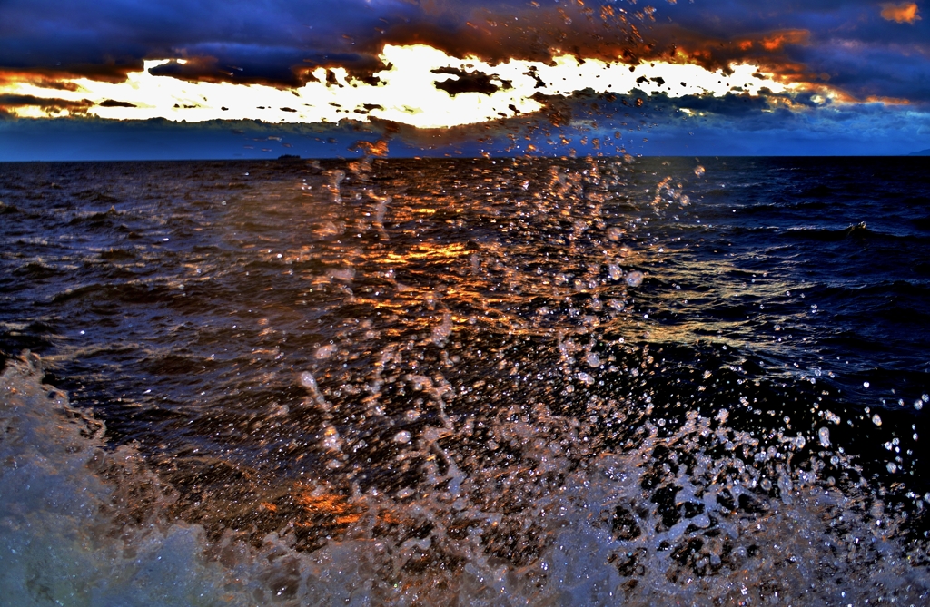 夕暮れの波飛沫