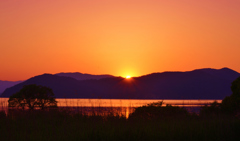 茜に染まる夕日