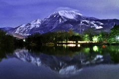 冬月夜の伊吹山と三島池
