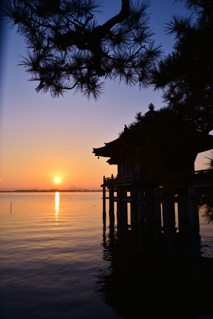 浮御堂の朝日