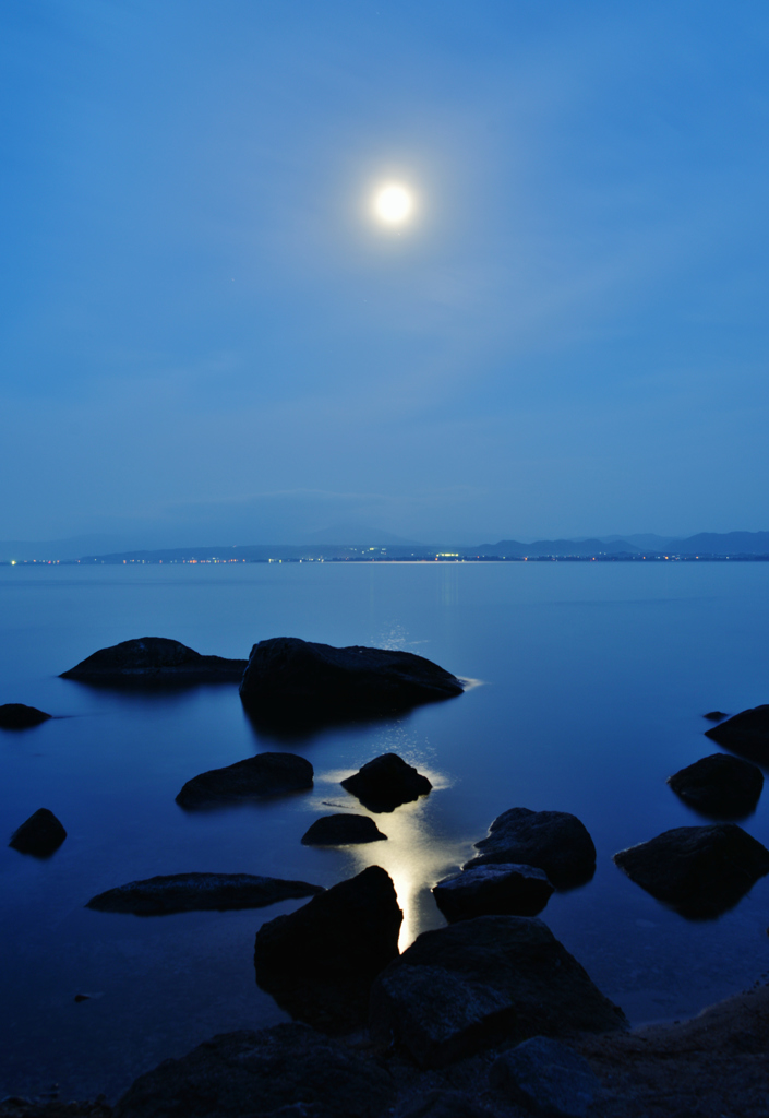 立夏夜明けの月