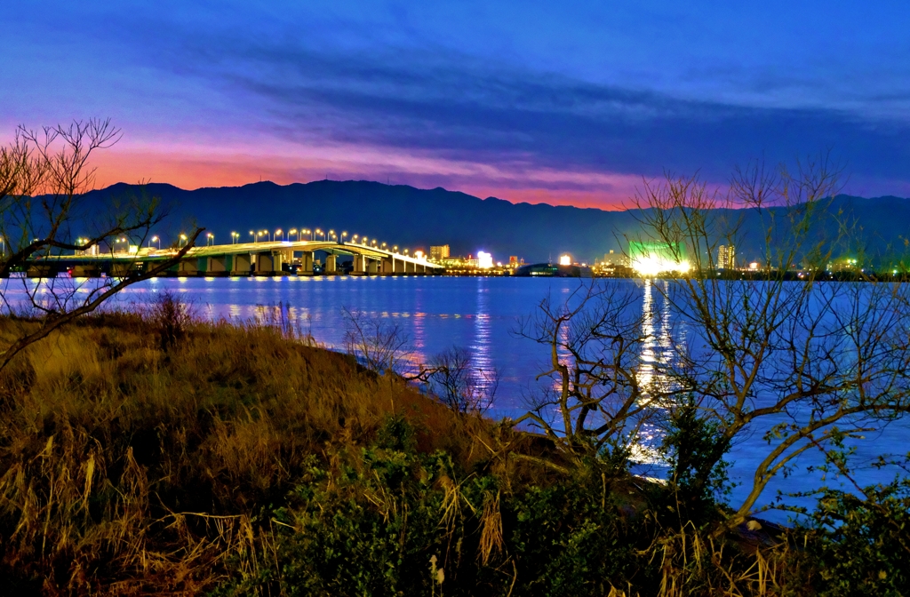 夕暮れ泥む琵琶湖大橋