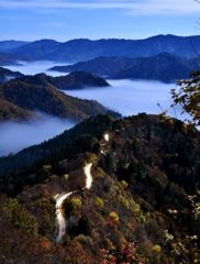 夜明けの峠道