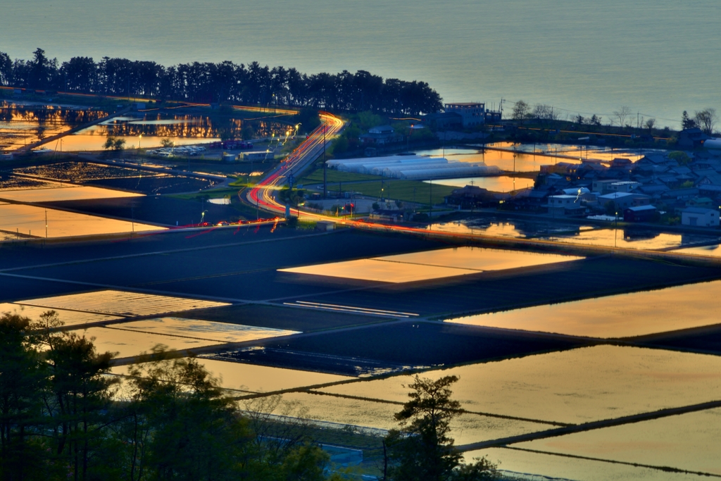 夕照の光跡