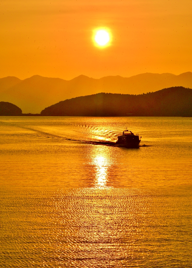 夕日の沖島通船