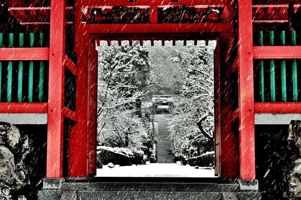 朱門額雪中
