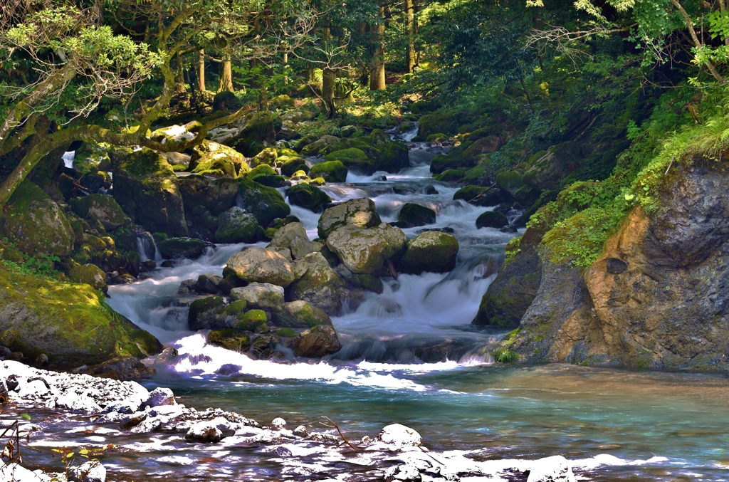 山間の流れ