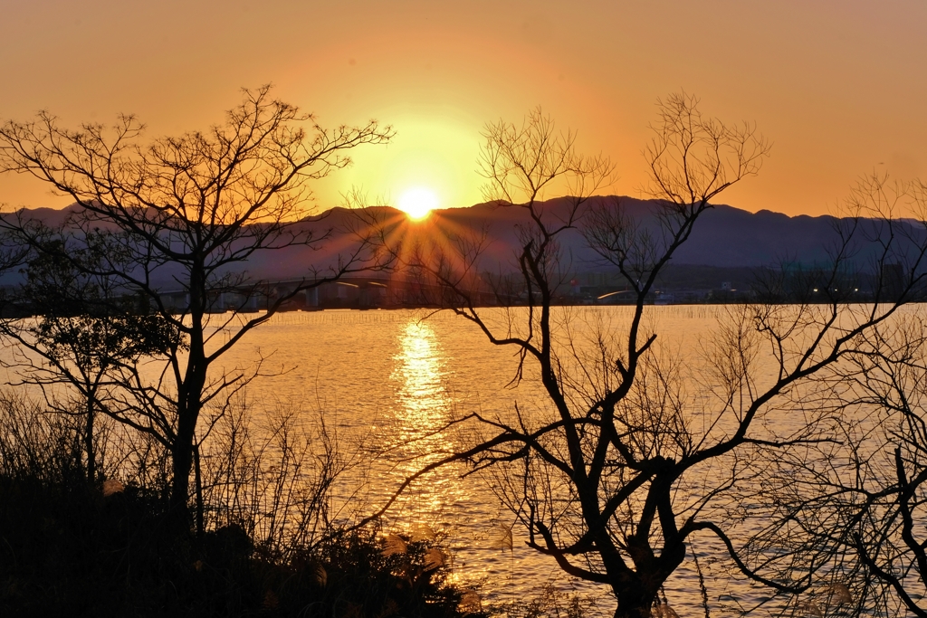 比良の山並みに沈む夕日