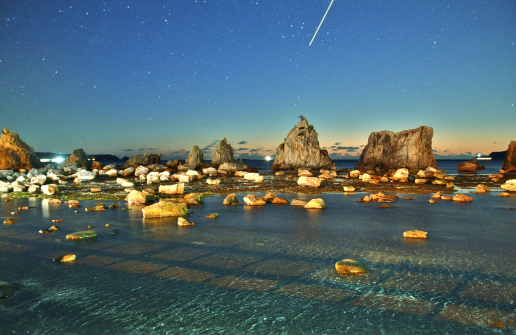 夜明け前の橋杭岩