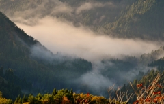 山間淡雲湖