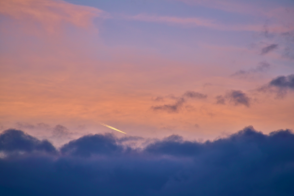 皆さま今年一年ありがとうございました　（夕暮れの飛行機雲）