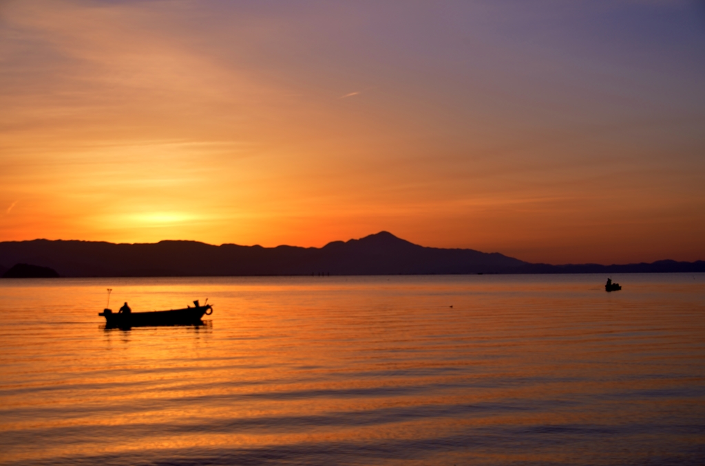 琵琶湖の朝漁