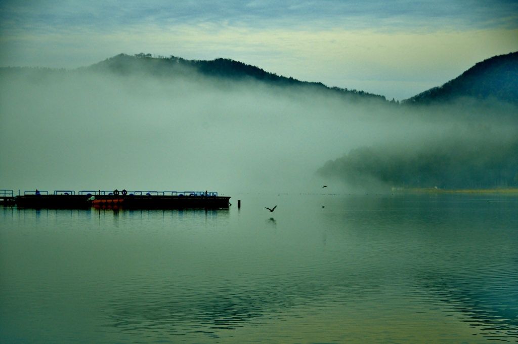 朝幻の余呉湖