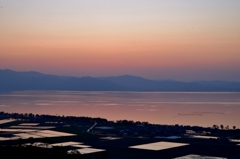 琵琶湖と水田の夕暮れ
