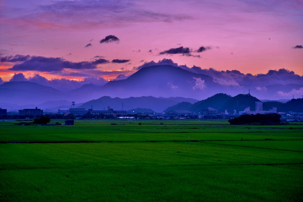 息吹く伊吹山薄明