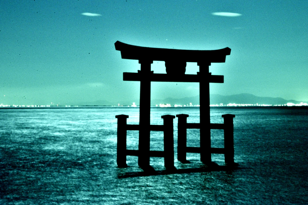 月明の湖中鳥居