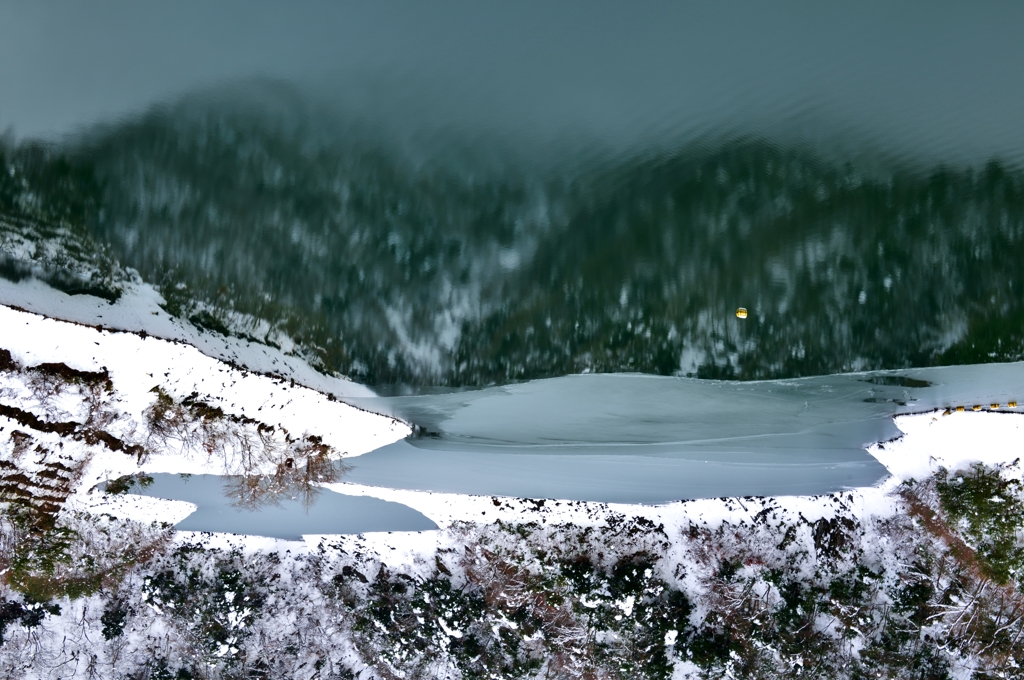 倒錯の白龍湖雪景