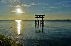 湖中鳥居秋朝日