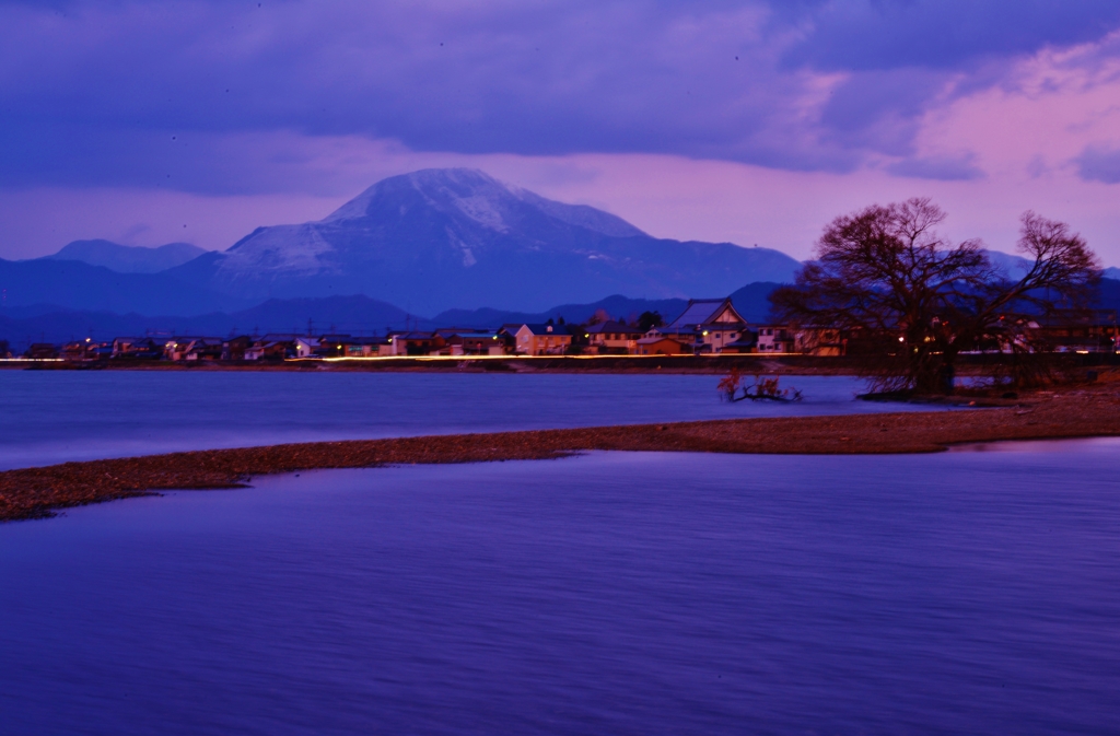 夕暮れの伊吹山