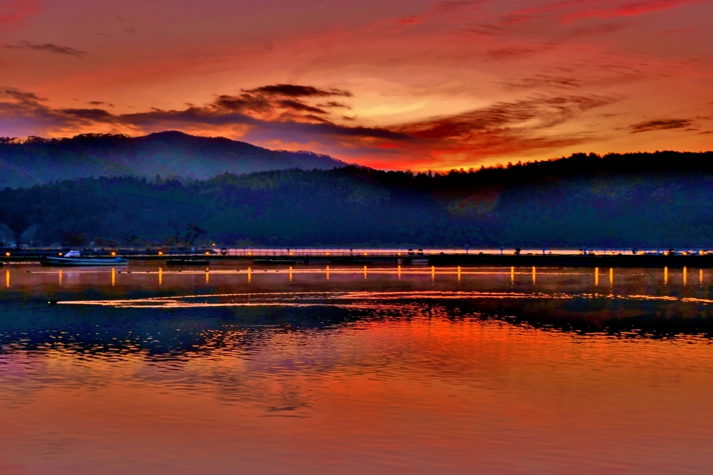 朝焼けの余呉の湖