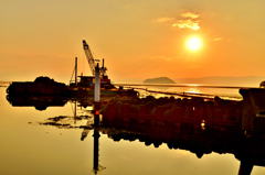 クレーン船と夕日