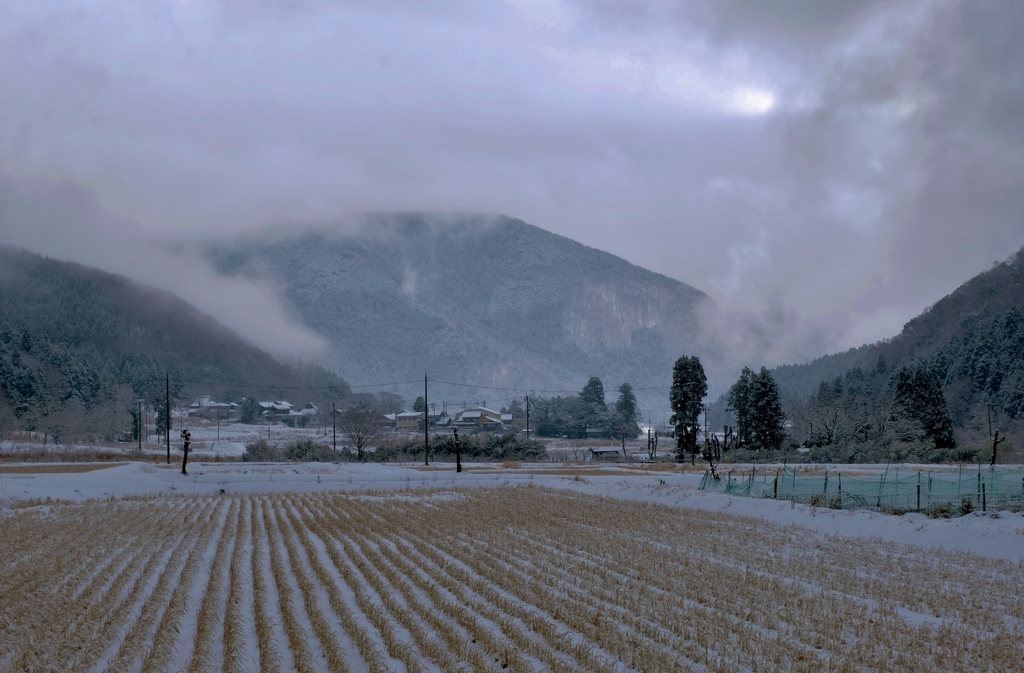 春寒の山里