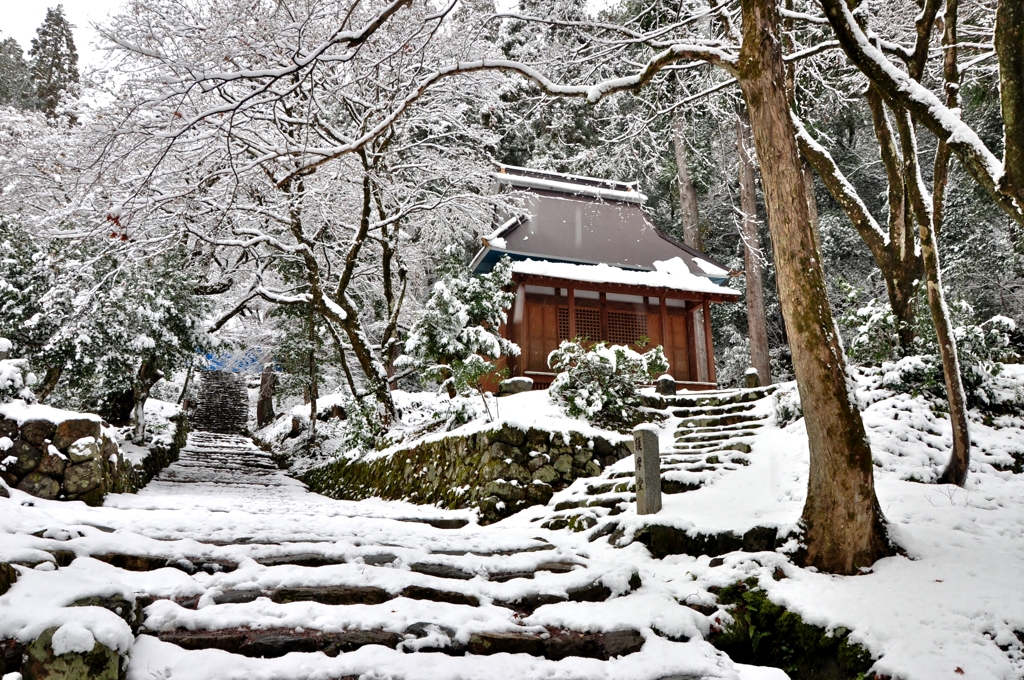 雪の鶏足寺護摩堂