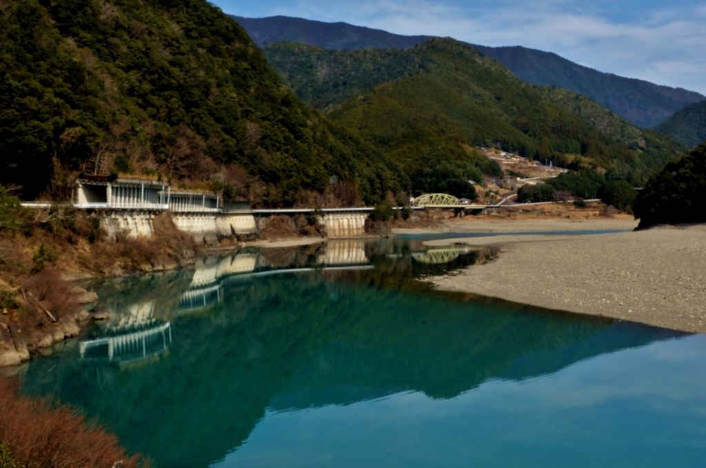 山映る川辺