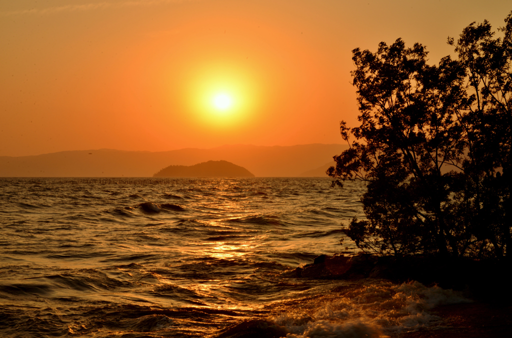 神の棲む竹生島夕景