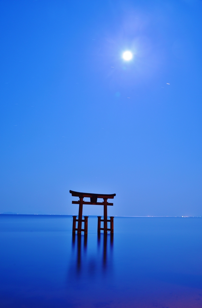 月明の湖中鳥居