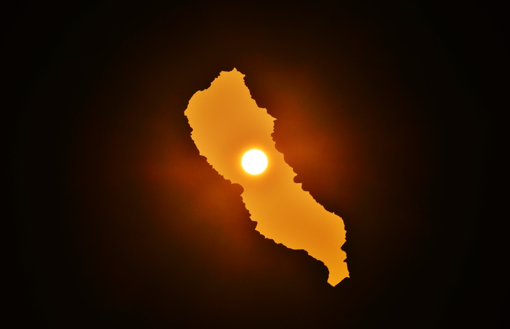 岩穴の夕日