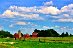白い雲と赤い農場の家