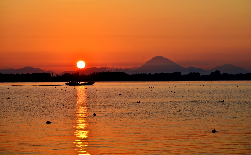 朝日の湖