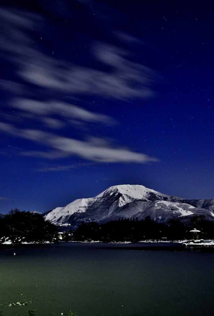 月光の伊吹山