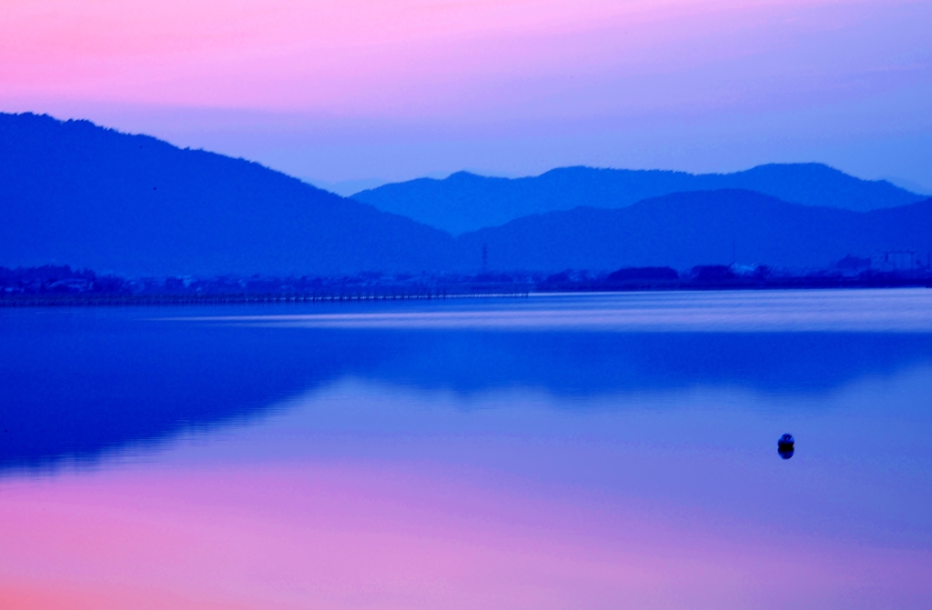 夜明けの水景