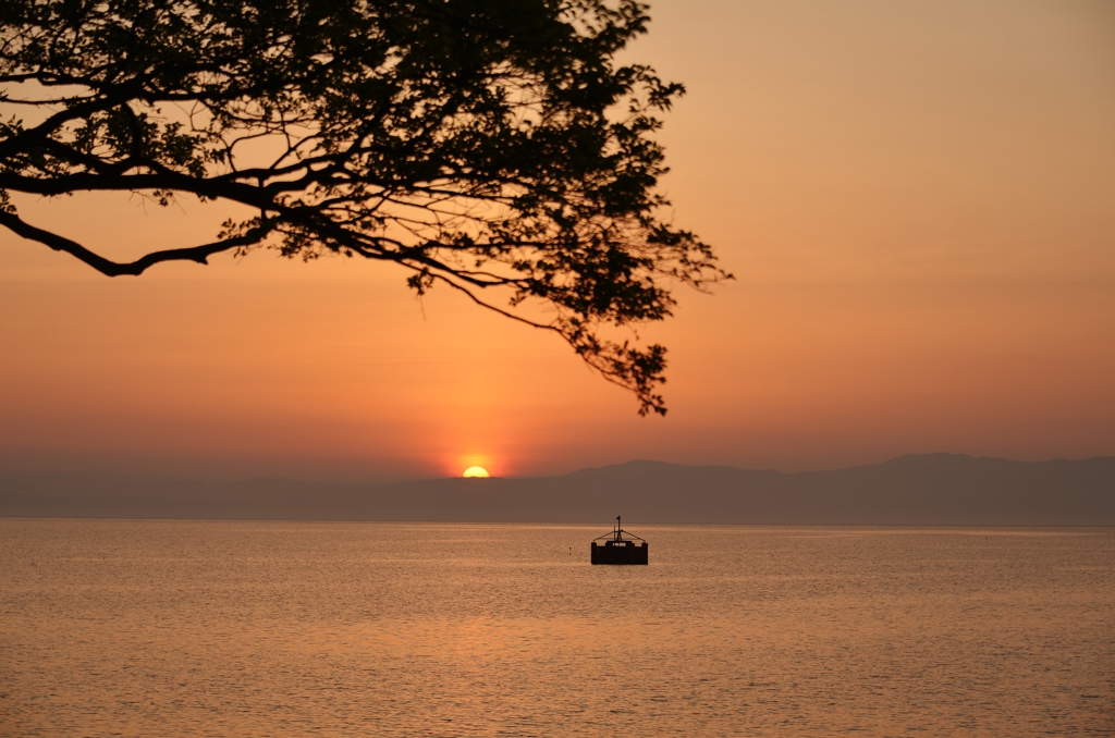 彼方に陽が沈む