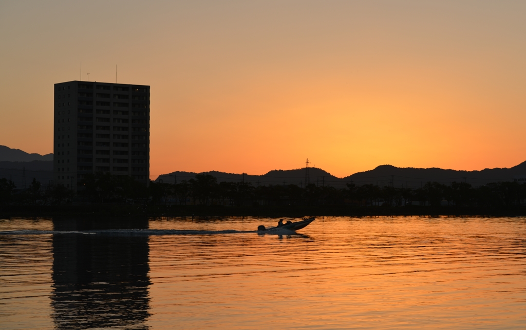 夜明けと共に