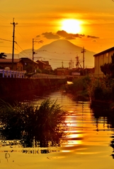 朝日の見える町風景