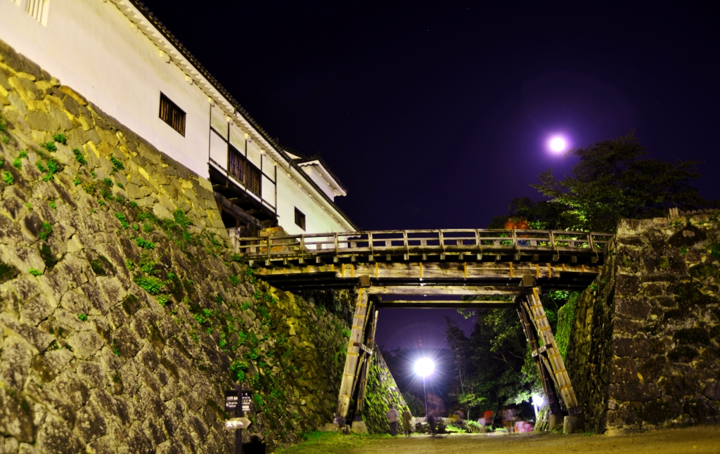 月明の廊下橋に天秤櫓