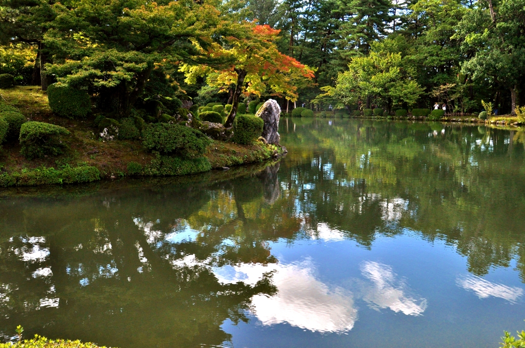 秋気配う兼六園