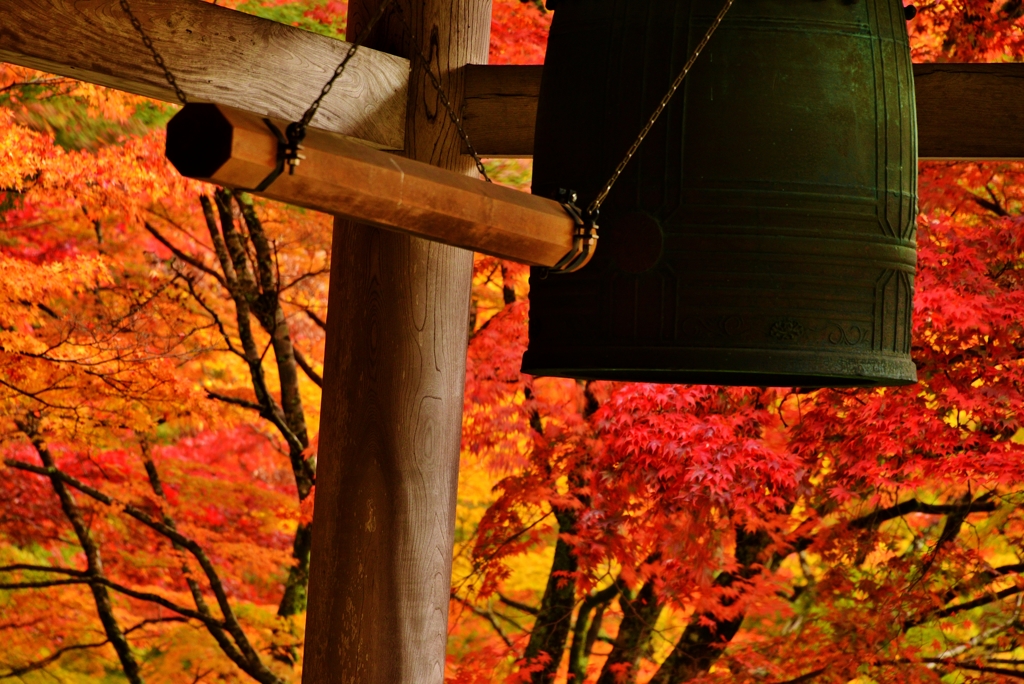 紅葉の釣鐘