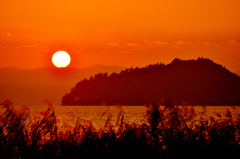 落日の竹生島