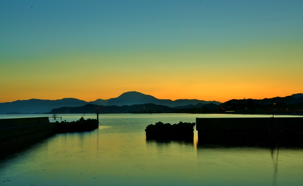 彦根の小さな漁港の夜明け