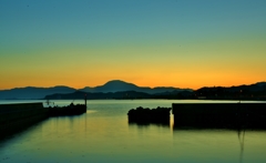 彦根の小さな漁港の夜明け
