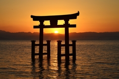 Sunrise of torii at lake　Ⅰ