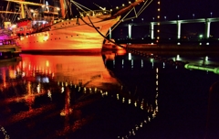 夜映る帆船海王丸