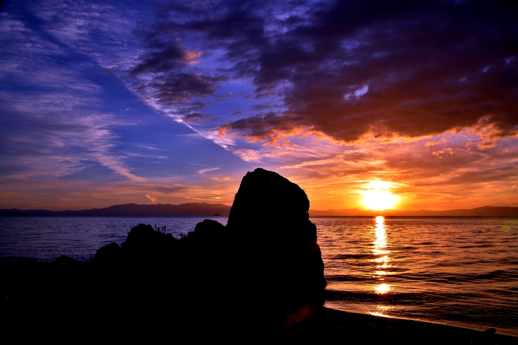 琵琶湖の岩夕日
