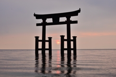 湖中鳥居に陽が昇る