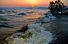 打ち寄せる波 沈む夕日