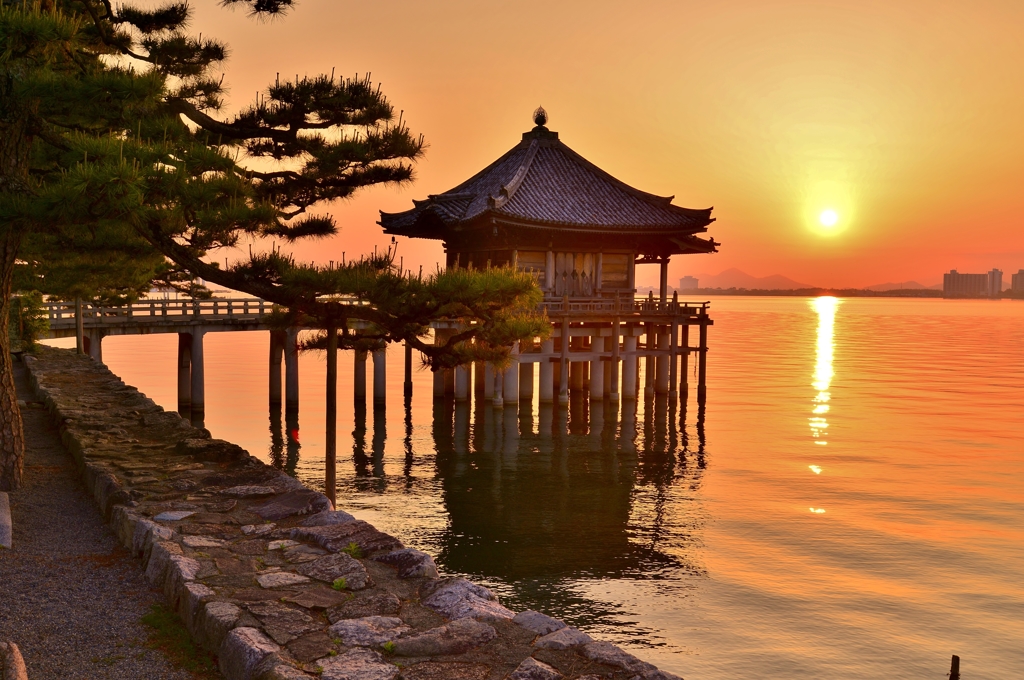 堅田の浮御堂　朝日